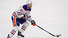 Connor McDavid rozjídí akci.