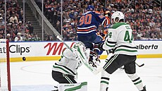 Corey Perry cloní brankái Jakeu Oettingerovi.