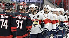 Obránce Aaron Ekblad si podává ruku s brankáem Frederikem Andersenem.