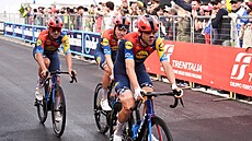 Giulio Ciccone (vep�edu) dojí�dí s bolestným výrazem ve spole�nosti par�ák� 14....