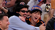 Herec Timothée Chalamet (vpravo) slaví ko Knicks s rapperem Bad Bunnym.