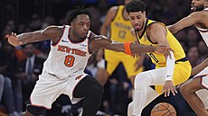 OG Anunoby a Tyrese Haliburton se natahují po míi.