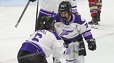 Klára Hymlárová se raduje se spoluhrá�kou Katy Knollovou.