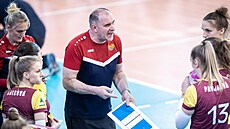 Trenér Libor Gálík udílí pokyny volejbalistkám Dukly.