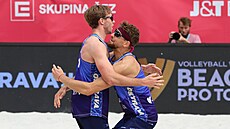 Jakub épka a Jií Sedlák se radují z postupu do hlavní soute.