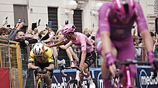 Isaac del Toro a Wout van Aert po finiši 13. etapy.