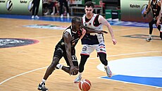 Tylan Birts se snaí udlat si prostor pro prnik do koe.