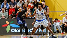 Jaden Edwards nahrává mí, brání ho Jacob Evans.
