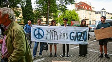 Kritici postupu Izraele v Pásmu Gazy dorazili za pramiérem Petrem Fialou i ped...