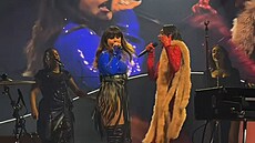Snímek z videa, na kterém Dua Lipa a Ewa Farna spolen zpívají píse Na ostí...