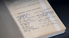 Výstava výtisku Anglické listy Karla �apka s podpisy �eskoslovenských voják�...