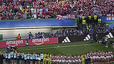 Fotbalistky Arsenalu slaví po finále Ligy mistry v Lisabonu s fanouky.