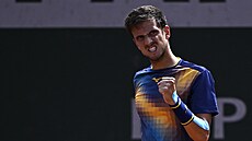 Vít Kop�iva se raduje z vít�zného mí�ku v prvním kole Roland Garros.