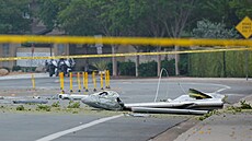 Malé letadlo se z�ítilo do �tvrti v San Diegu a zp�sobilo po�ár n�kolika dom�....