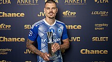 Jan Kliment pózuje s cenou pro nejlep�ího úto�nky Chance ligy za sezonu...