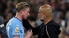Kapitán a trenér. Kevin de Bruyne (vlevo) a Josep Guardiola b�hem utkání...