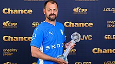 Mladoboleslavský záloník Marek Matjovský pózuje s cenou pro Osobnost ligy za...