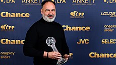 Slávistický kou Jindich Trpiovský s cenou pro nejlepího trenéra sezony...