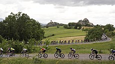 Peloton bhem dvanácté etapy italského Gira