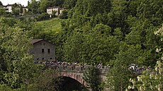 Peloton bhem dvanácté etapy italského Gira