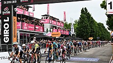 Peloton bhem dvanácté etapy italského Gira