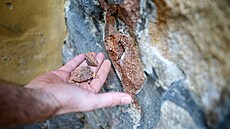 Na památce se u� n�jaký �as drolí kameny i betonové spárování.