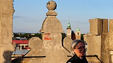 Cimbu�í má popraskanou omítku, která se drolí a padá, podlahou z vyhlídkové...