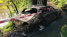 Podez�elý mu� vozidlo ukradl majiteli, ale v lese uvázl. Pak ho zapálil.