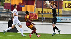 Momentka z bará�e o ú�ast v první lize mezi Vy�kovem a pra�skou Duklou.