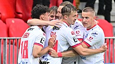 Fotbalisté Pardubic slaví gól do sít Chrudimi v barái o postup do první ligy.