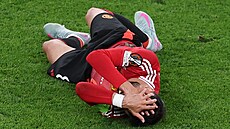 Bruno Fernandes z Manchesteru United leí na trávníku ve finále Evropské ligy.