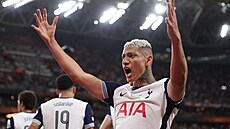 Richarlison z Tottenhamu se raduje z vedení nad Manchesterem United ve finále...