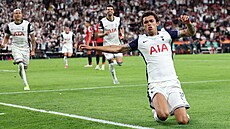 Brennan Johnson z Tottenhamu slaví gól do sít Manchesteru United ve finále...