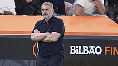 Trenér Tottenhamu Ange Postecoglou sleduje svoje svence ve finále Evropské...