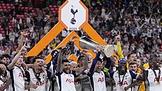 Fotbalisté Tottenhamu slaví triumf ve finále Evropské ligy.