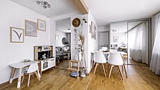 V interiéru lze vid�t hned n�kolik velkých zrcadel, v�etn� zrcadlových dve�í od...