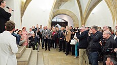 Jan Saudek a hosté pi píleitosti vernisáe výstavy Osud v Novomstské...