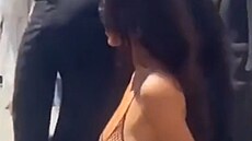 Bianca Censori pobuovala v síovaném topu bez podprsenky na trzích na...