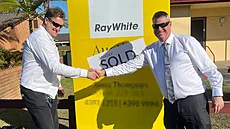 O�et�ovatel Damien Gordon (vlevo) si za sb�r odpadk� koupil vlastní d�m. (13....