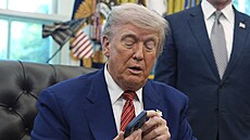 Donald Trump v Oválné pracovně (23. května 2025)