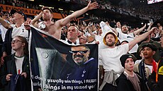 Fanouci Tottenhamu s transparentem odkazující na slova kou Ange Postecogloua....