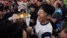 Kapitán Tottenhamu Song Hung-min nese trofej pro vítze Evropské ligy.