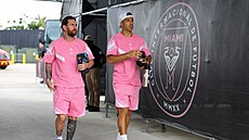 Lionel Messi (vlevo) a Luis Suárez p�ijí�dí na zápas Interu Miami.