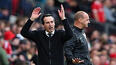 Rozzlobený kou� Aston Villy Unai Emery b�hem utkání s Manchesterem United.