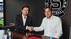 Rudolf Blaek (vpravo), pedseda klubu FK Motorlet Praha a kandidát na éfa...