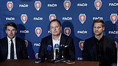 Nový pedseda fotbalové asociace David Trunda (uprosted), vlevo místopedseda...