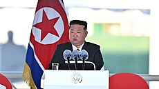 Severokorejský vdce Kim ong-un pihlíí slavnostnímu sputní válené lodi v...