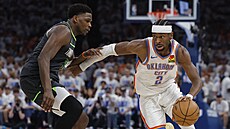 Shai Gilgeous-Alexander (2) z Oklahoma City Thunder atauje ko Minnesota...