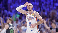 Alex Caruso (9) z Oklahoma City Thunder se raduje ze své trojky.