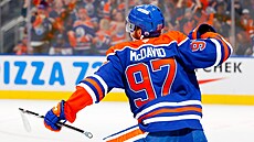 Connor McDavid (97) z Edmonton Oilers se raduje z gólu.